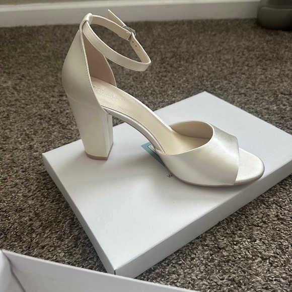 Kailee P ivory heels. - Picture 1 of 6